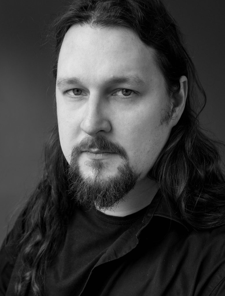 Aleksi Parviainen katsoo kohti mustavalkoisessa kuvassa.